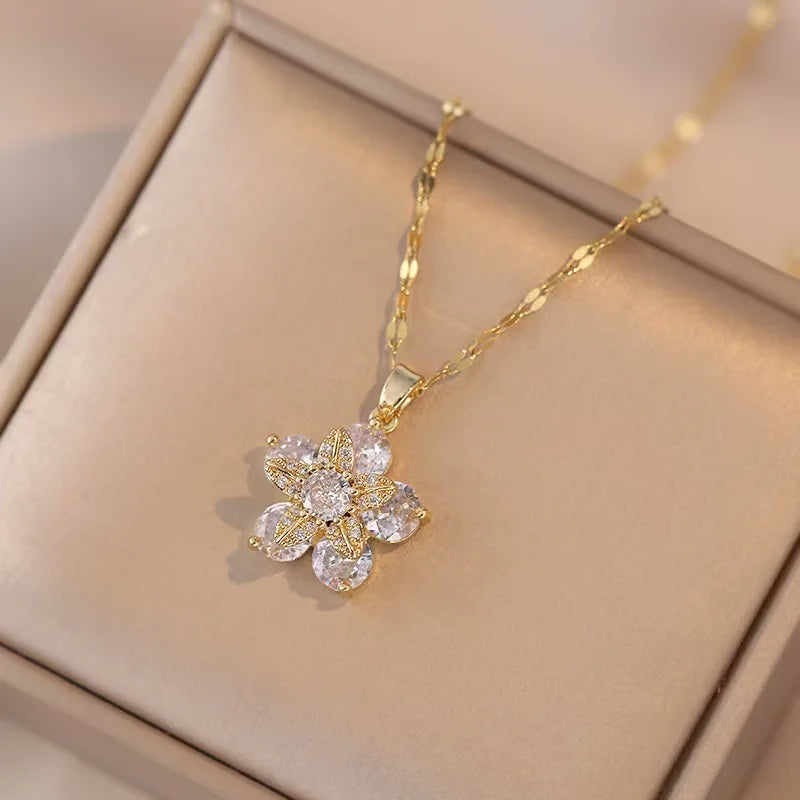 Calidors Flower Necklace