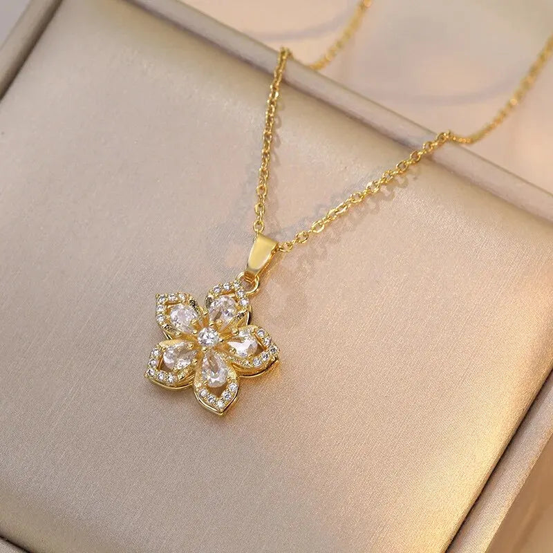 Calidors Flower Necklace