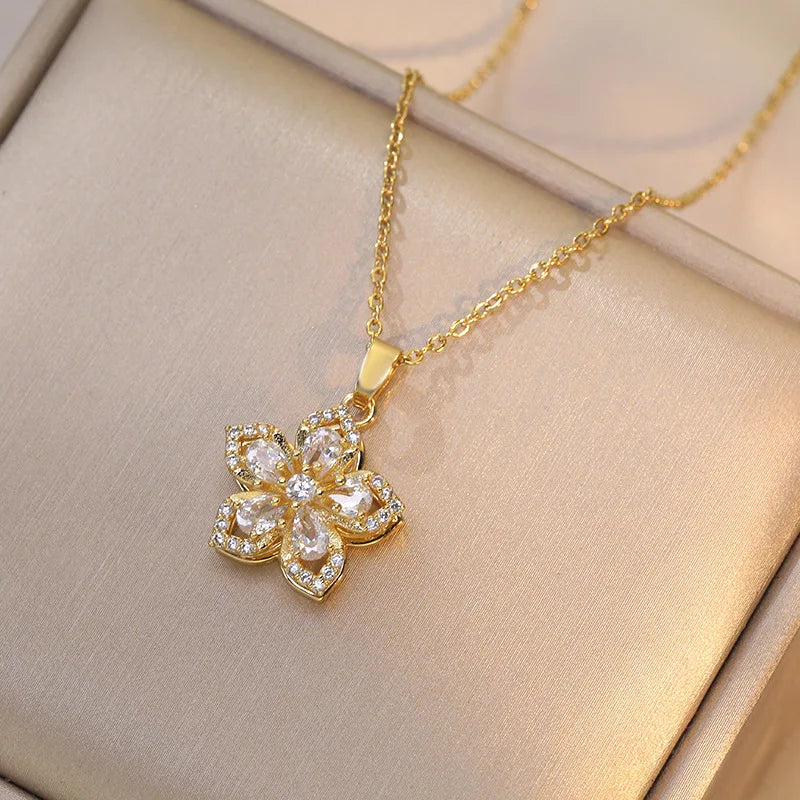 Calidors Flower Necklace